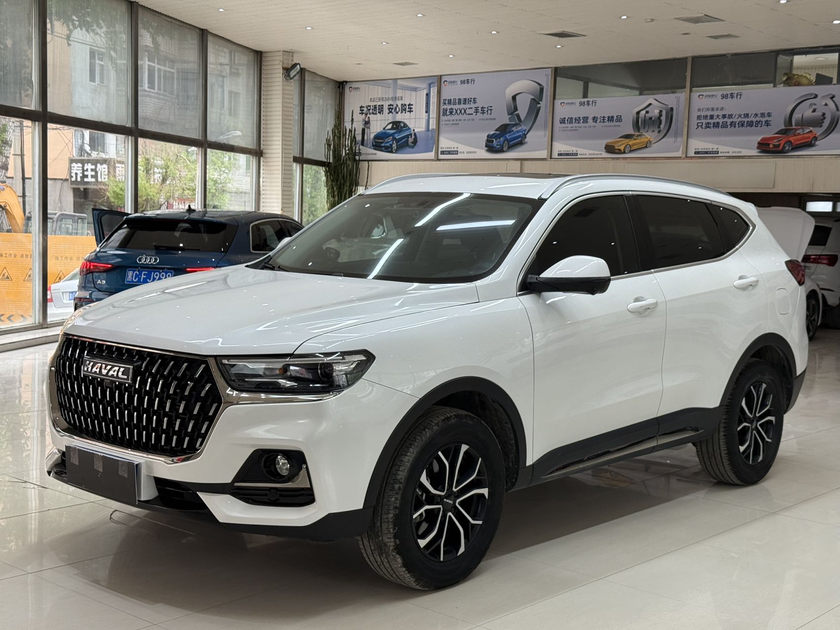 Haval H6, версия "Городской стиль" 2023 года, 1.5-литровый двигатель, автоматическая трансмиссия.