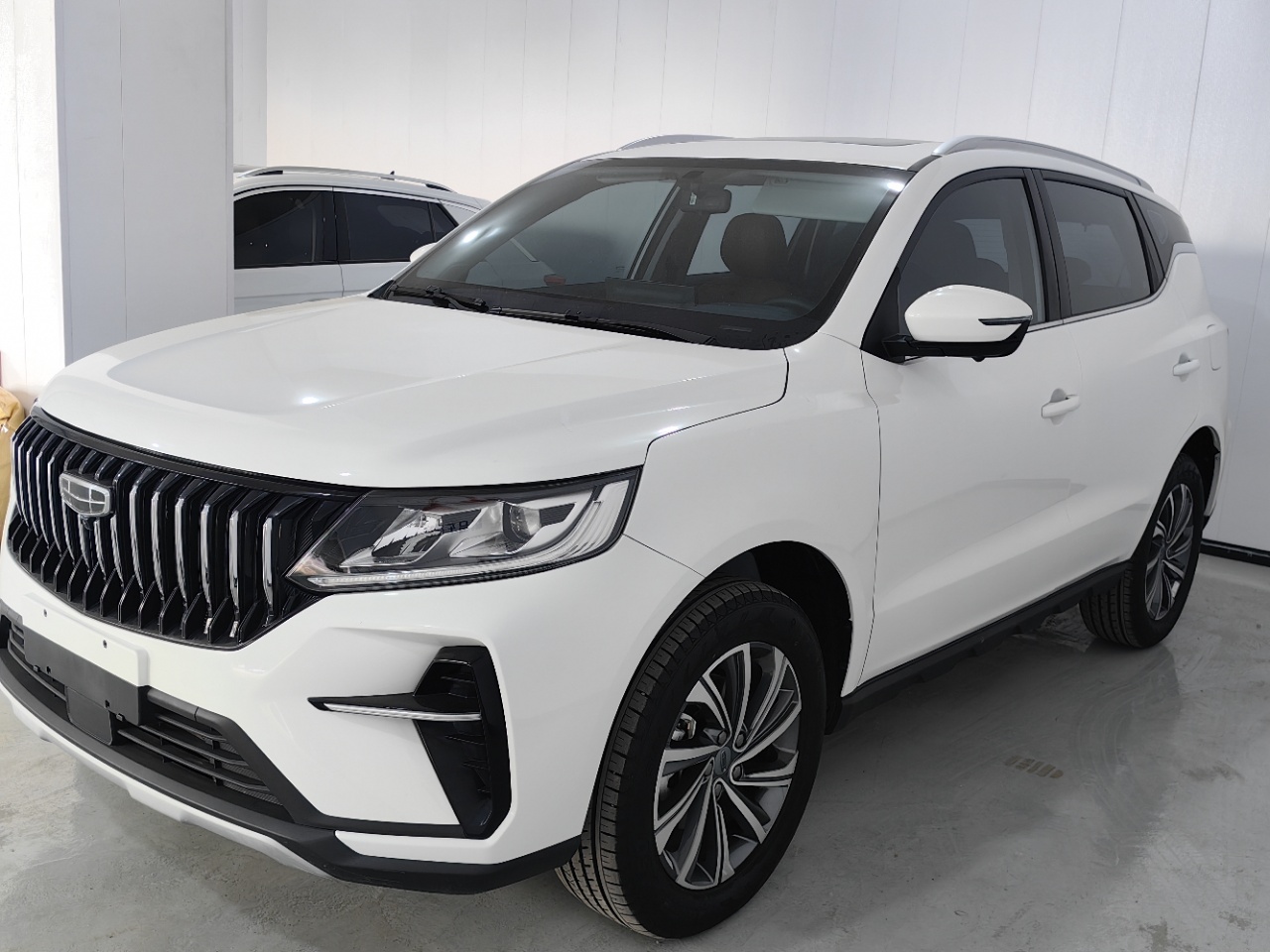 Автомобиль Geely Xingtai X6, 2021 года выпуска, комплектация PRO, двигатель 1.4T, автоматическая трансмиссия, версия "Премиум".