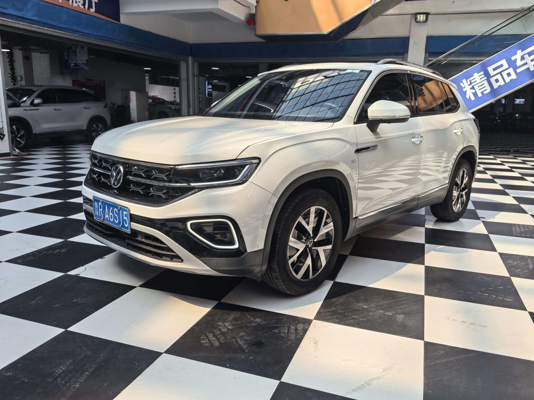 Volkswagen Tayron 2023 280TSI   Двухколесный привод, люксовая версия Plus
