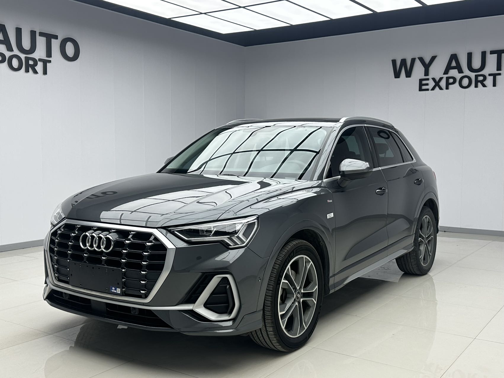 Модная и динамичная модель Audi Q3 2022 35TFSI