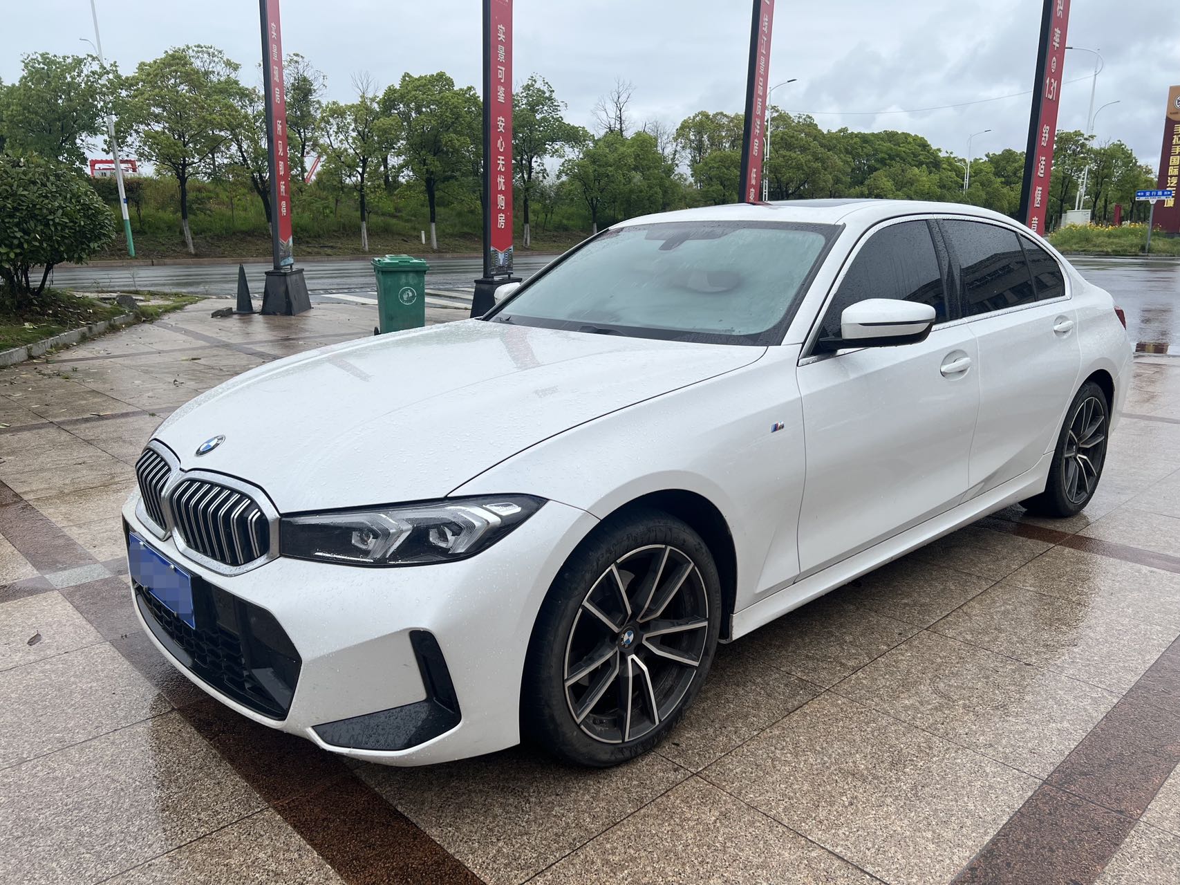 Автомобиль BMW 320Li, модель 2023 года, комплектация M Sport