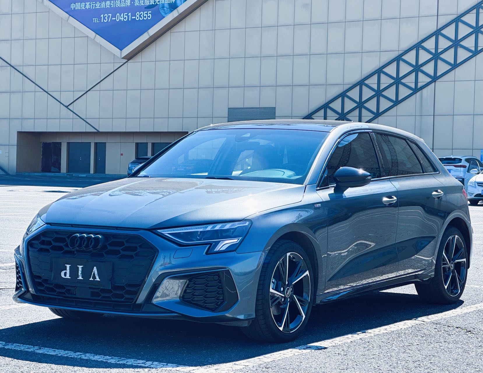 Audi A3 2023 года выпуска, модель Sportback 35 TFSI, спортивный и стильный вариант.