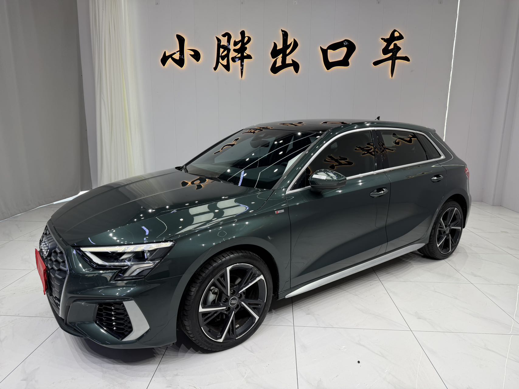 Автомобиль Audi A3 2023 года, модель Sportback 35 TFSI, в стильном спортивном исполнении.