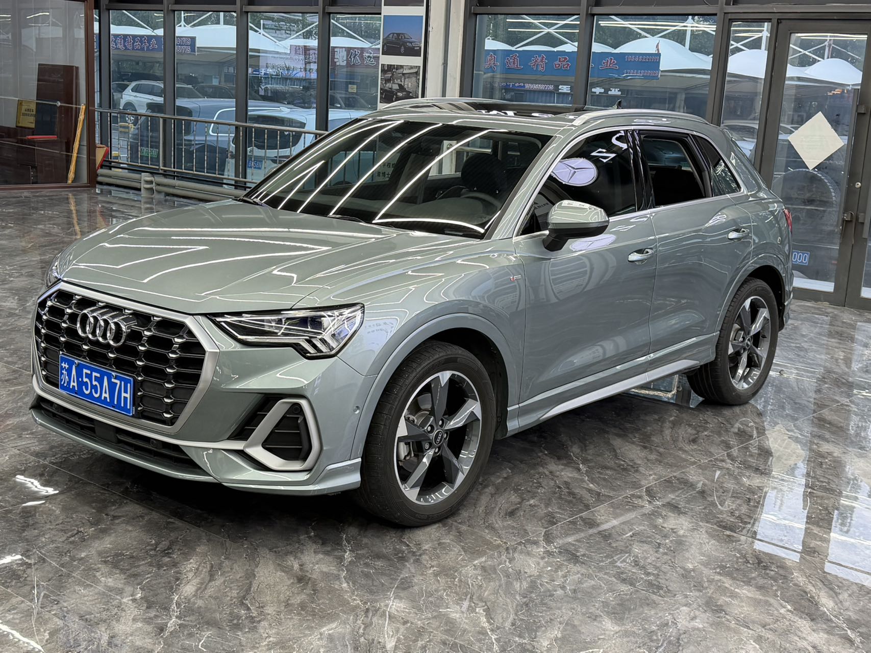 Audi Q3 35TFSI: стильный и динамичный автомобиль.