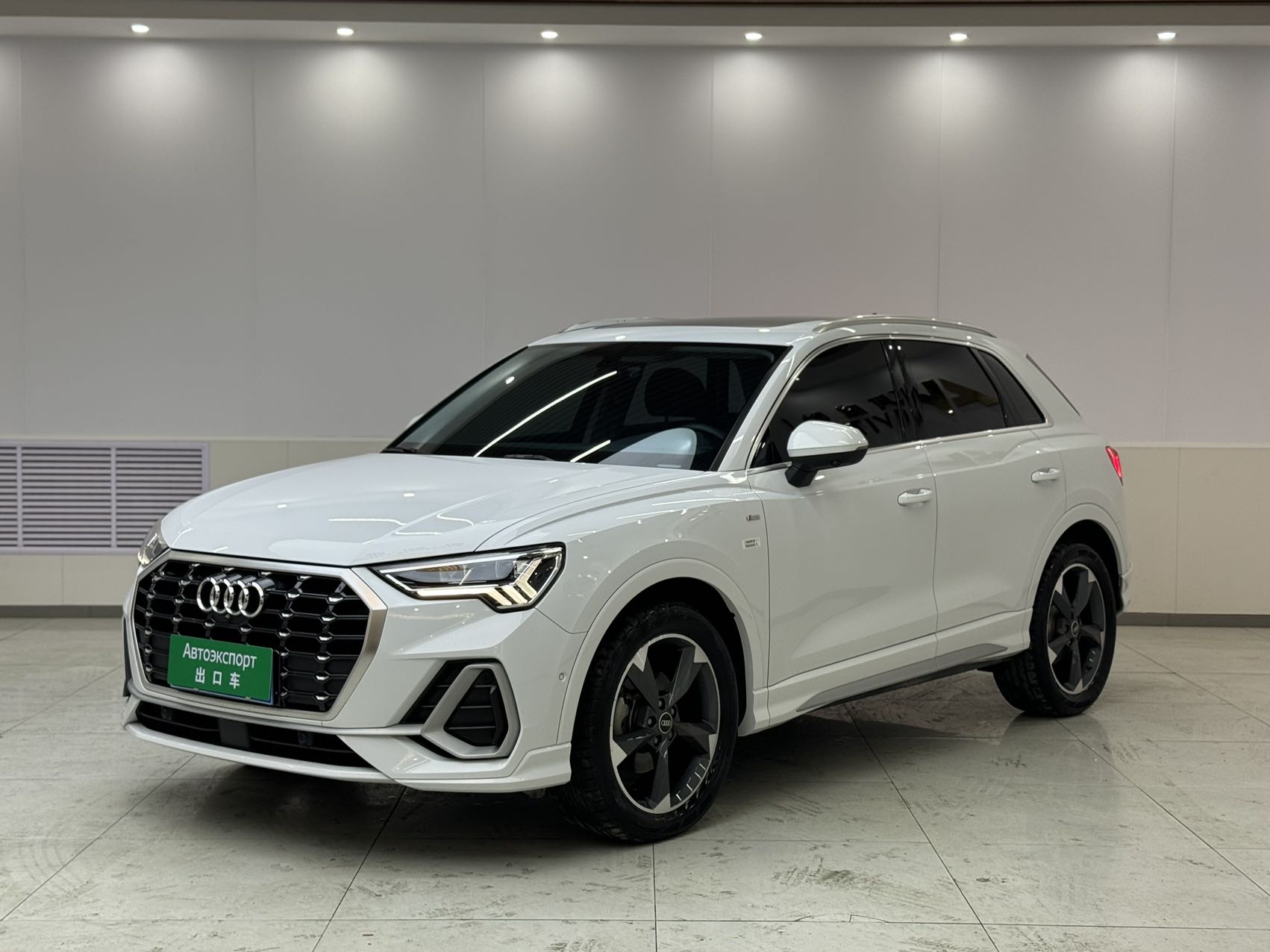 Audi Q3, 2022 год выпуска, версия 35 TFSI, комплектация "Стиль", экологический класс Евро-6