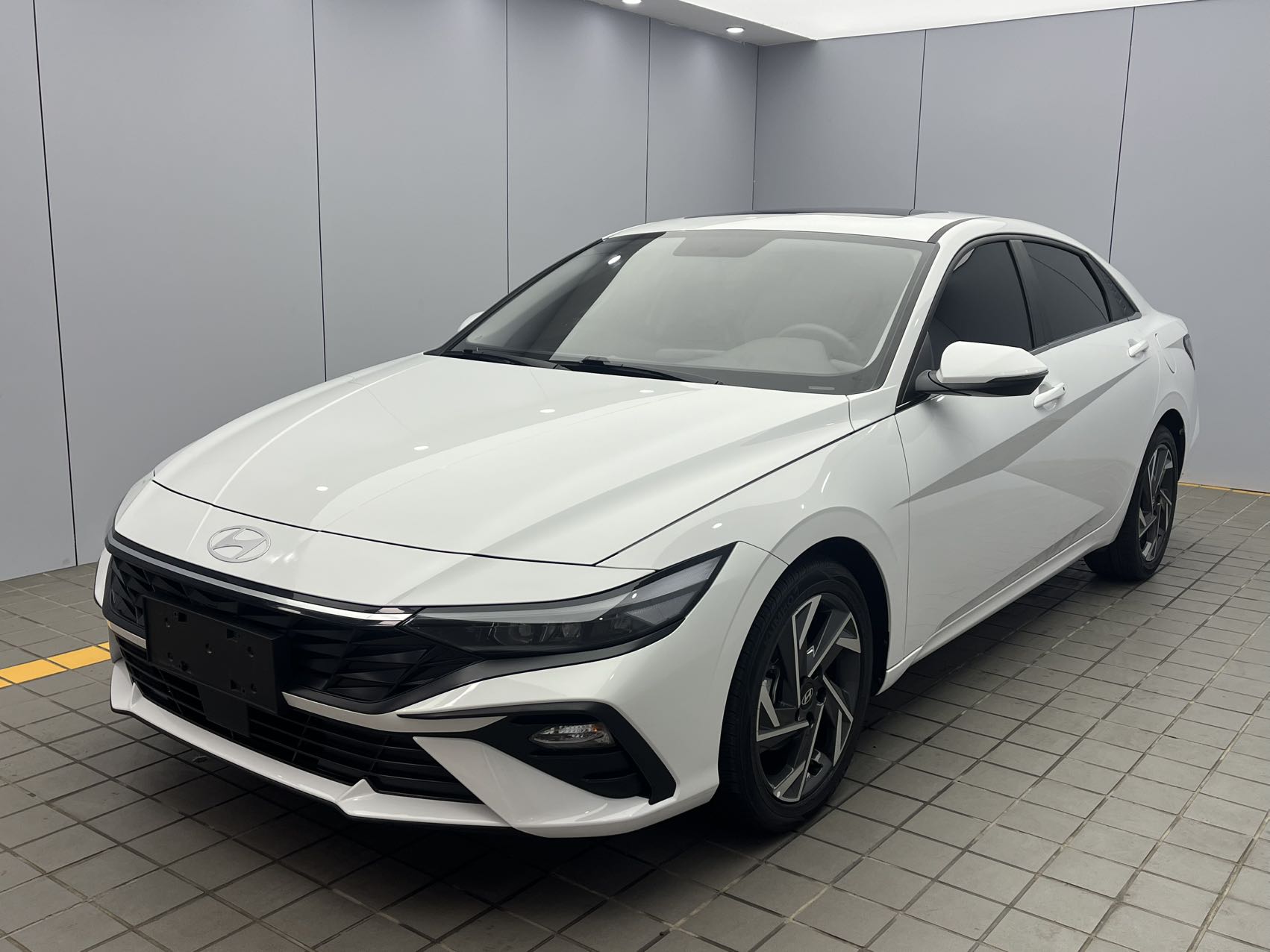 Современный автомобиль Ирант, модель 2023 года, двигатель 1.5L, вариатор, комплектация GLX, версия "Элит".