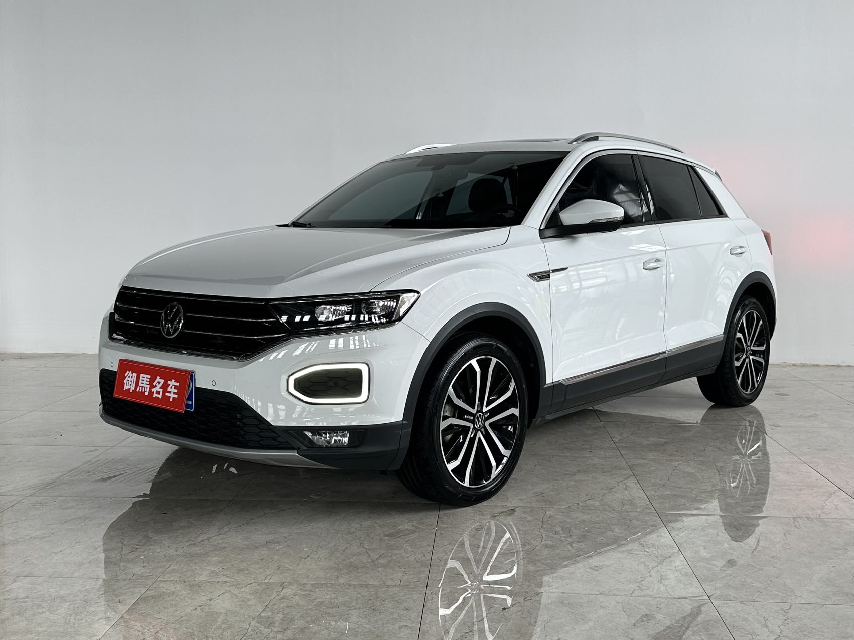 Volkswagen T-ROC Touareg 2021 года, обновленная версия, 280 TSI, DSG, полный привод, версия "Люкс" с интеллектуальными функциями.