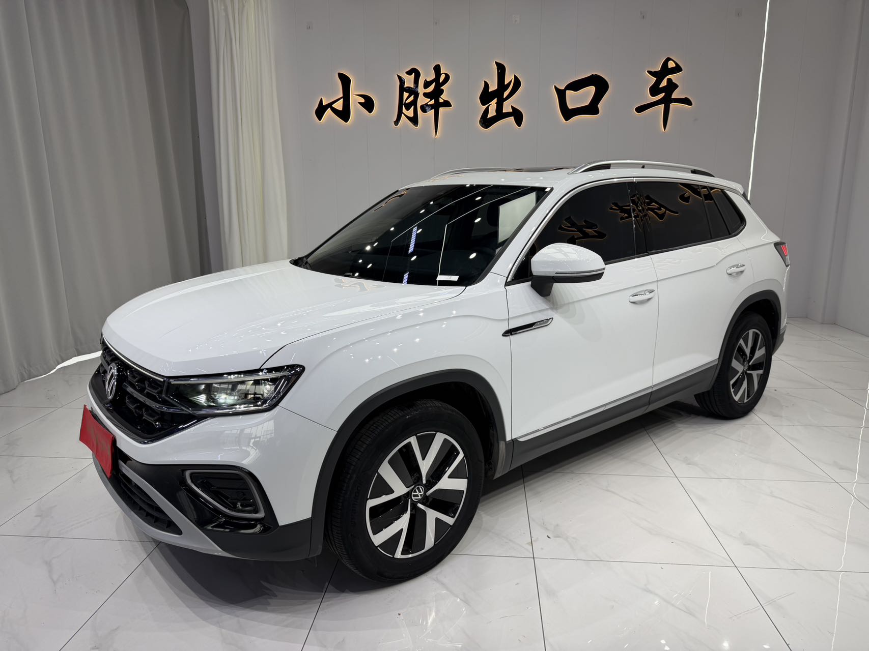 Volkswagen T-Roc 2023 года выпуска, двигатель 280TSI, привод на два колеса, комплектация "Luxury Plus" (расширенная версия)