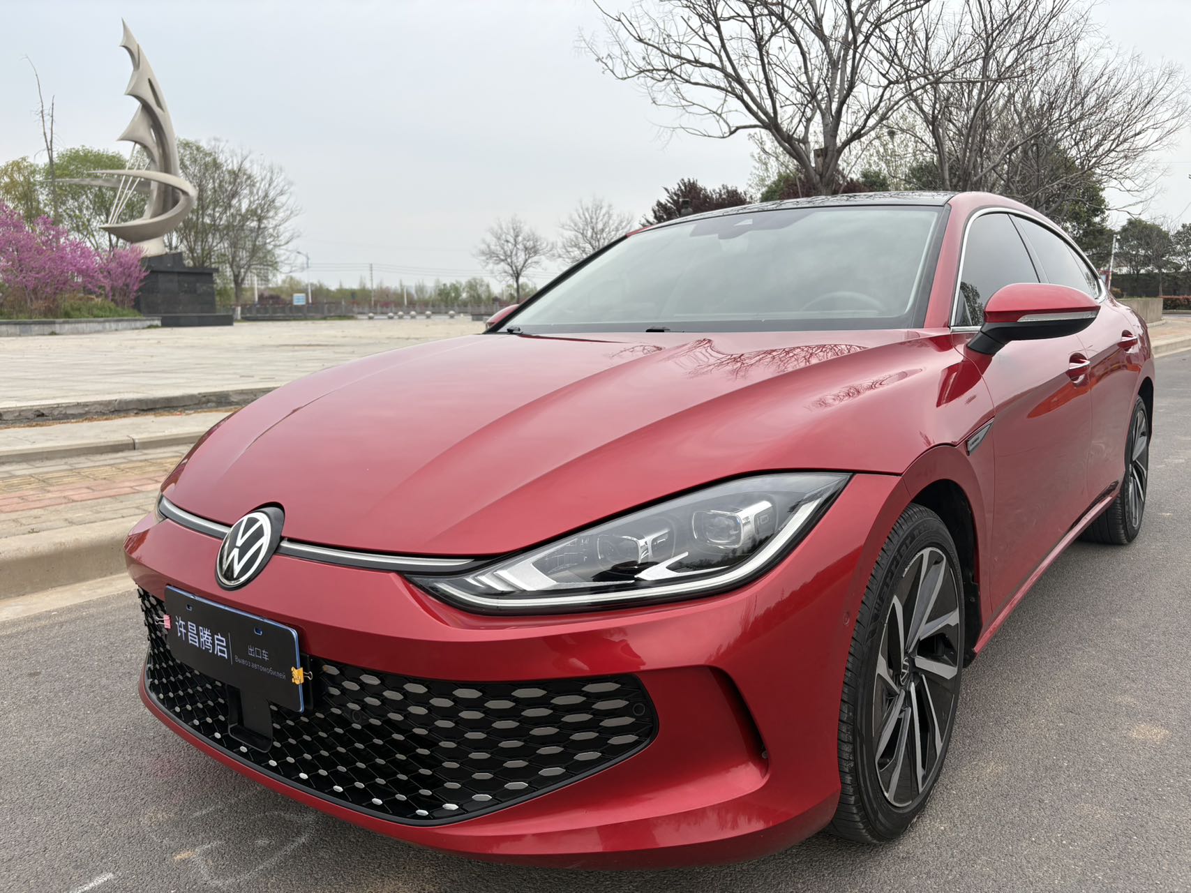 Модель 2022 года, версия "L280TSI", топовая комплектация.